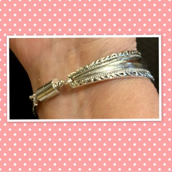 Carved Vintage Snap Button Bangle Bracelet - Picture 4 of 4